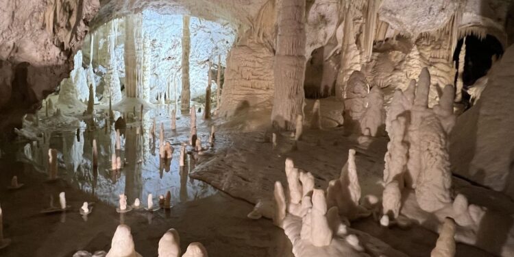 come visitare le grotte di Frasassi
